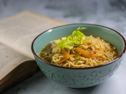 Waspada! 3 Makanan Ini Tidak Bagus Dimakan Bersamaan dengan Mie Instan