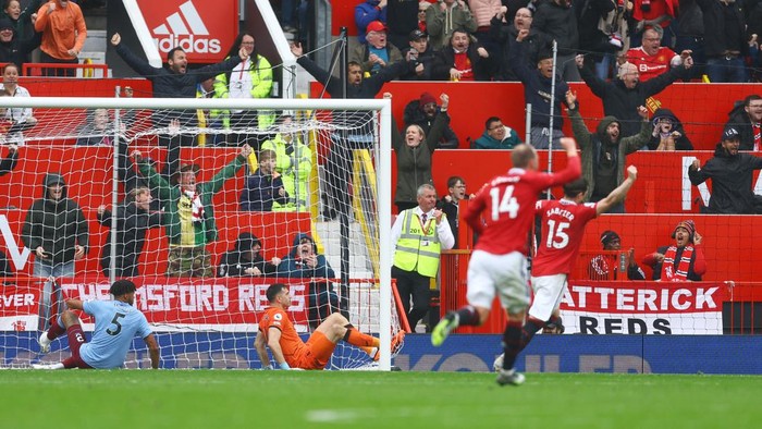 Soccer Football - Premier League - Manchester United v Aston Villa - Old Trafford, Manchester, Britain - April 30, 2023 Aston Villas Emiliano Martinez and Tyrone Mings react after Manchester Uniteds Bruno Fernandes scores their first goal REUTERS/Molly Darlington EDITORIAL USE ONLY. No use with unauthorized audio, video, data, fixture lists, club/league logos or live services. Online in-match use limited to 75 images, no video emulation. No use in betting, games or single club /league/player publications.  Please contact your account representative for further details.