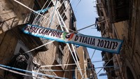 Syal juara Napoli sudah dipasang di antara bangunan kota Naples. (Foto: Silvia Bazzicalupo/Anadolu Agency via Getty Images)