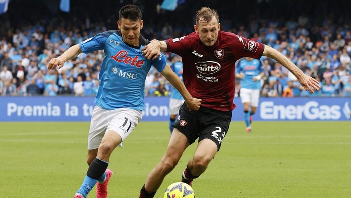 Soccer Football - Serie A - Napoli v Salernitana - Stadio Diego Armando Maradona, Naples, Italy - April 30, 2023 Napolis Hirving Lozano in action with Salernitanas Norbert Gyomber REUTERS/Ciro De Luca