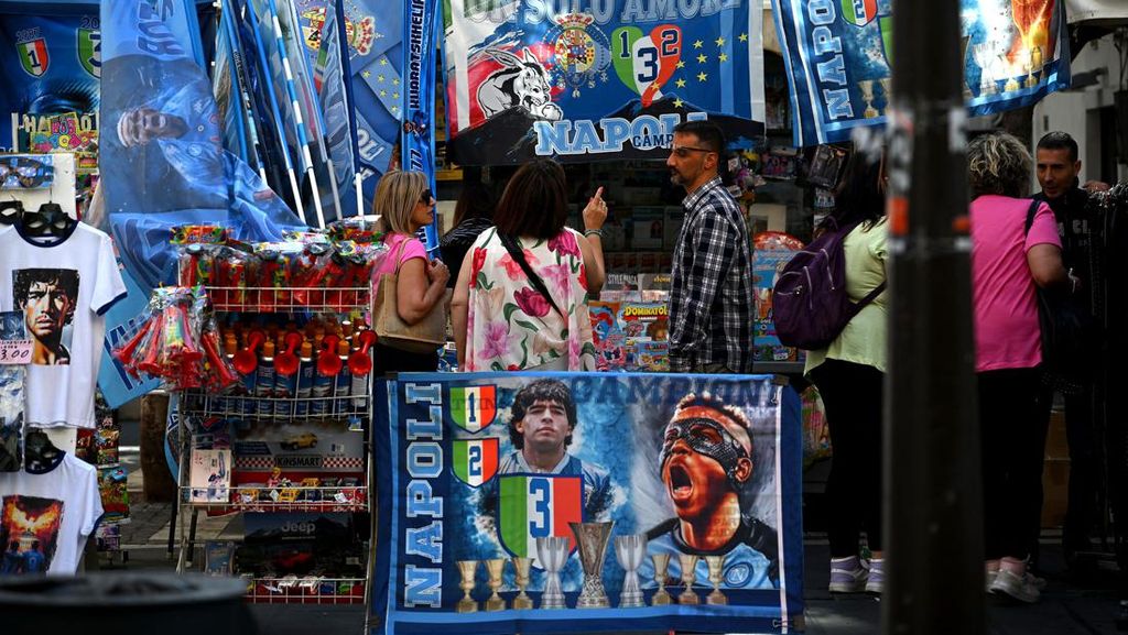Foto: Atmosfer Juara Napoli Sudah Terasa di Kota Naples Foto: Atmosfer Juara Napoli Sudah Terasa di Kota Naples
