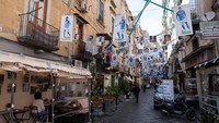 Kota Naples sudah siap berpesta. Seisi kota sudah diberi ornamen biru warna kebesaran Napoli. (Foto: Silvia Bazzicalupo/Anadolu Agency via Getty Images)