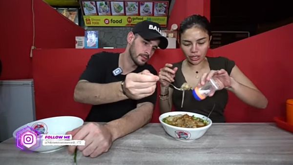 Seuhah! Momen Nikita Mirzani Makan Bakso Super Pedas Bareng Antonio Dedola