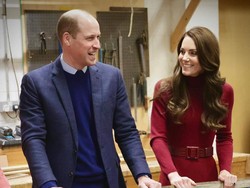 Tunjukkan Rasa Hormat, Kate Middleton Nyeker Saat Masuk Rumah Orang