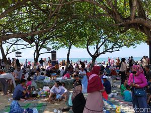 Long Weekend, Pengunjung Pantai Delegan Gresik Membludak