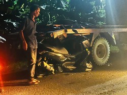Pemotor Tabrak Truk Parkir di Poros Bone-Sinjai, 1 Orang Kritis