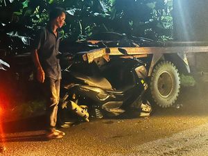 Pemotor Tabrak Truk Parkir di Poros Bone-Sinjai, 1 Orang Kritis Pemotor Tabrak Truk Parkir di Poros Bone-Sinjai, 1 Orang Kritis