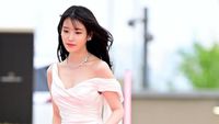 8 Foto Cantiknya IU Pakai Gaun Pengantin Rp 40 Juta di Baeksang Awards 2023