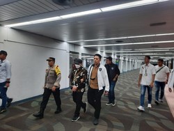 Penampakan Andi Pangeran Tiba di Jakarta Usai Ditangkap Bareskrim