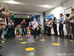 Alunan Angklung Sambut Penumpang Terakhir Arus Balik di Bandara Husein