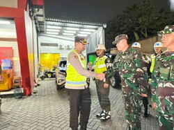 Kios Miras Oplosan di Bogor Dirazia TNI-Polisi, 10 Dus Miras Disita