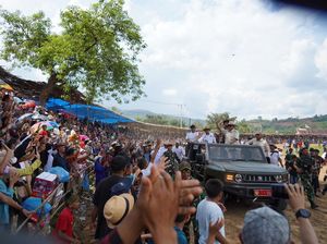 Puluhan Ribu Orang Sambut Prabowo di Bukit Gombak, Teriakan Presiden Menggema