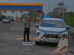 Momen Polisi Kawal Pria Bergamis Salat di Pinggir Tol Singosari