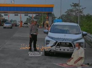 Momen Polisi Kawal Pria Bergamis Salat di Pinggir Tol Singosari Momen Polisi Kawal Pria Bergamis Salat di Pinggir Tol Singosari