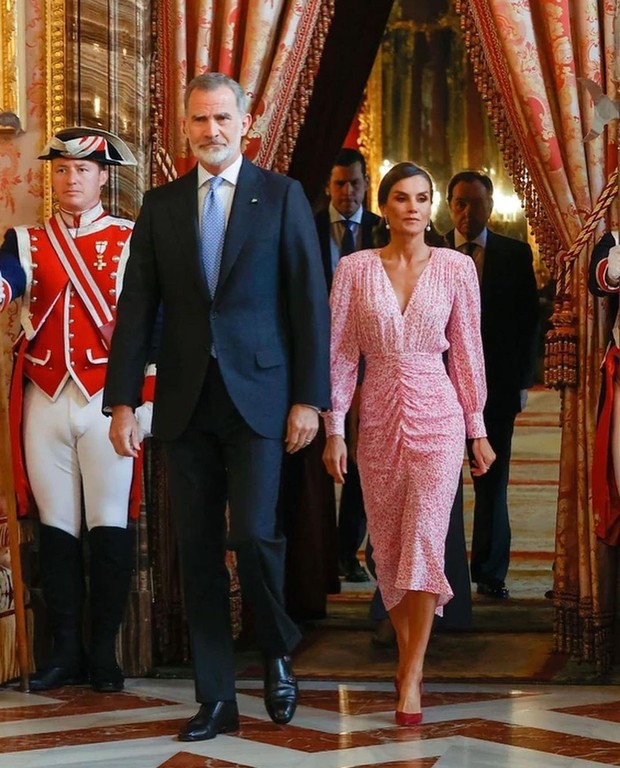 Raja Felipe VI dan Ratu Letizia/Foto: instagram.com/metrosocietyph Raja Felipe VI dan Ratu Letizia akan hadir di acara penobatan