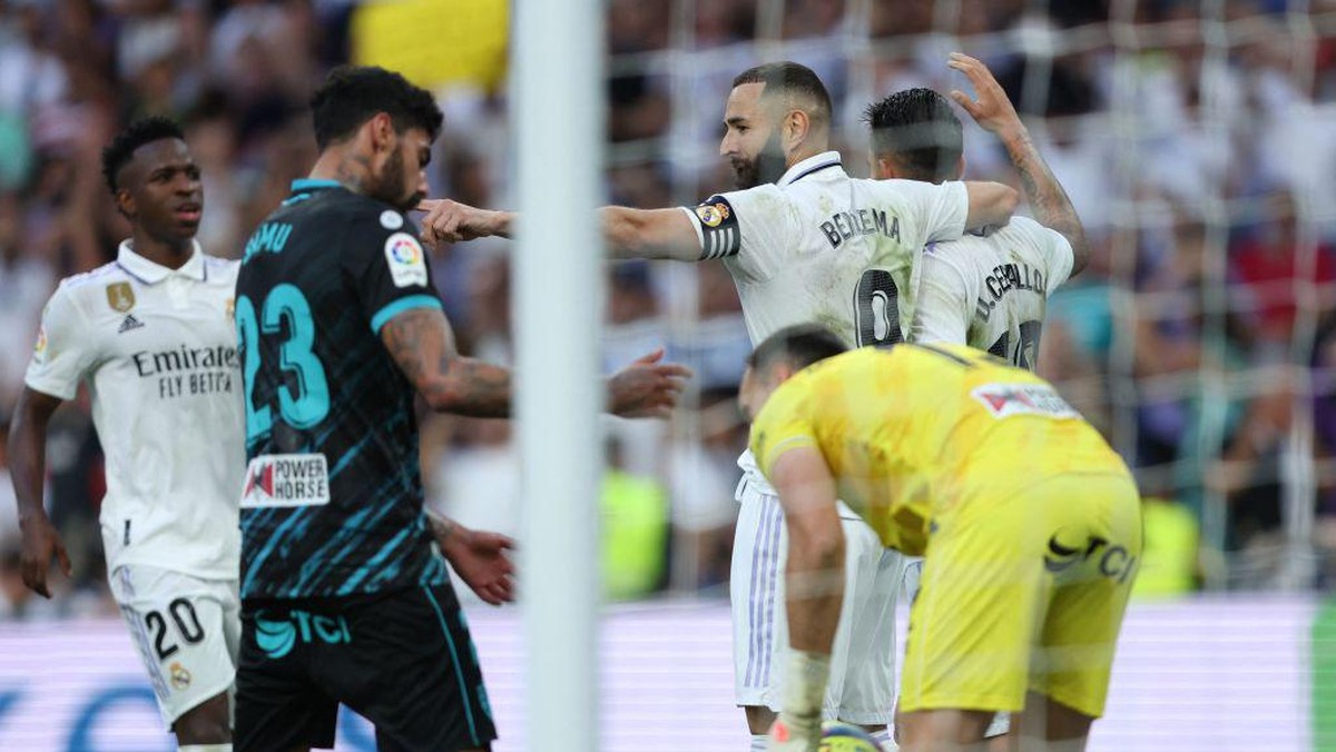 Karim Benzema hat-trick, Real Madrid kalahkan Almeria 4-2 (AFP via Getty Images/THOMAS COEX)