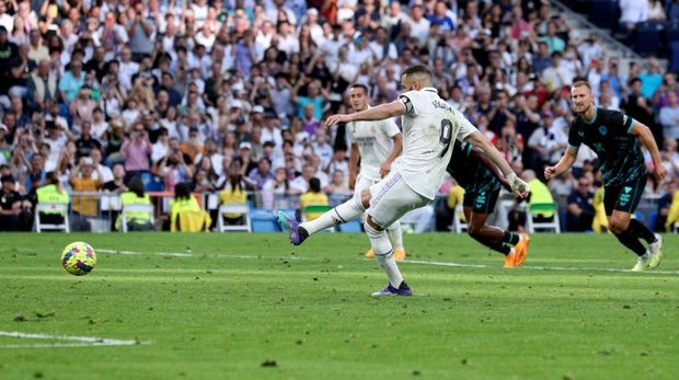 MADRID, SPAIN - APRIL 29: Karim Benzema of Real Madrid CF scores their third goal from a penalty shot during the LaLiga Santander match between Real Madrid CF and UD Almeria at Estadio Santiago Bernabeu on April 29, 2023 in Madrid, Spain. (Photo by Gonzalo Arroyo Moreno/Getty Images)