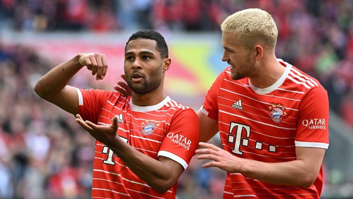 Soccer Football - Bundesliga - Bayern Munich v Hertha BSC - Allianz Arena, Munich, Germany - April 30, 2023 Bayern Munichs Serge Gnabry celebrates scoring their first goal with Matthijs de Ligt REUTERS/Angelika Warmuth DFL REGULATIONS PROHIBIT ANY USE OF PHOTOGRAPHS AS IMAGE SEQUENCES AND/OR QUASI-VIDEO.