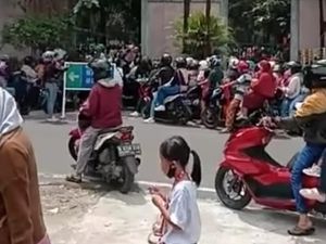 Ragunan Diserbu Pengunjung di Penghujung Liburan, Lalin Macet