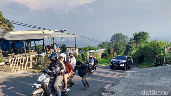 Momen Kendaraan Gagal Taklukkan Terjalnya Tanjakan Naga Lembang