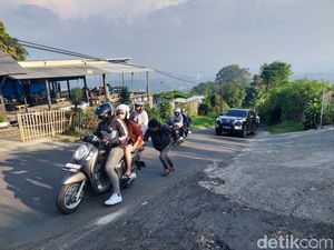 Momen Kendaraan Gagal Taklukkan Terjalnya Tanjakan Naga Lembang Momen Kendaraan Gagal Taklukkan Terjalnya Tanjakan Naga Lembang