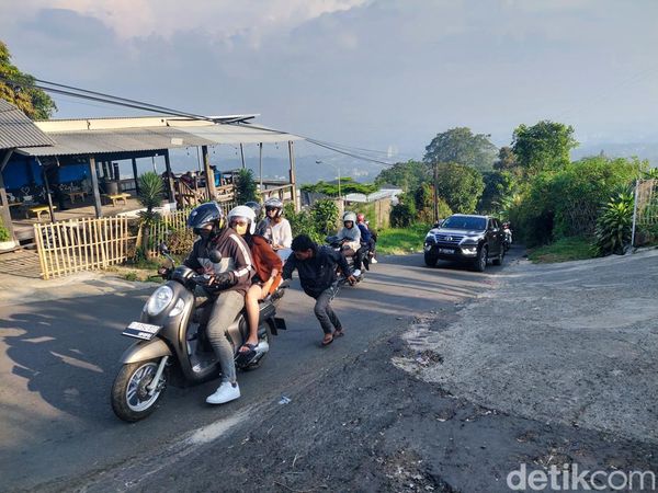 Momen Kendaraan Gagal Taklukkan Terjalnya Tanjakan Naga Lembang