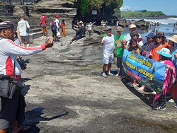 Nasib Tukang Foto Amatir Tanah Lot Kala Kamera HP Makin Canggih
