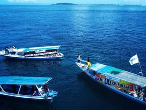 Aksi di Tengah Laut, Walhi Ajak Selamatkan 403 Pulau Kecil di NTB