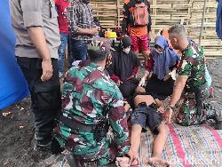 Detik-detik 3 Wisatawan Terseret Ombak Pantai Drajid Lumajang