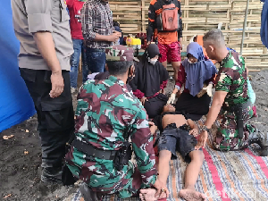 Detik-detik 3 Wisatawan Terseret Ombak Pantai Drajid Lumajang Detik-detik 3 Wisatawan Terseret Ombak Pantai Drajid Lumajang