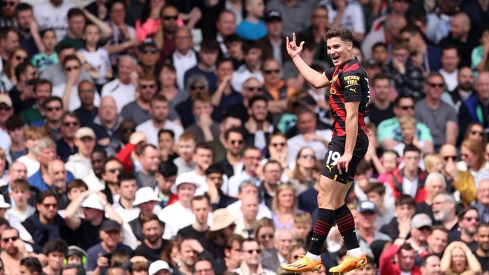 LONDON, ENGLAND - APRIL 30: Julian Alvarez of Manchester City celebrates after scoring the teams second goal during the Premier League match between Fulham FC and Manchester City at Craven Cottage on April 30, 2023 in London, England. (Photo by Richard Heathcote/Getty Images)