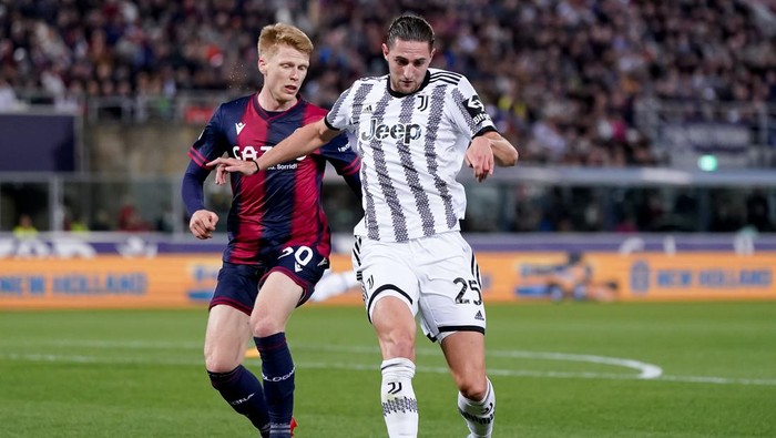 Adrien Rabiot of Juventus FC and Jerdy Schouten of Bologna FC compete for the ball during the Serie A match between Bologna FC and Juventus FC at Stadio Renato DallAra, Bologna, Italy on 30 April 2023.  (Photo by Giuseppe Maffia/NurPhoto via Getty Images)