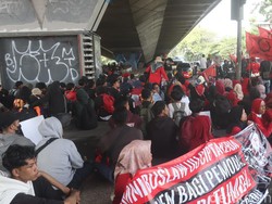 Buruh Gelar Aksi di Bawah Flyover Bandung: Curhat soal UMK Rendah