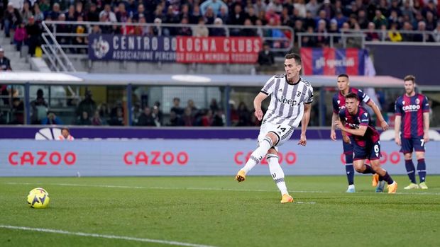 Arkadiusz Milik of Juventus FC fails to score the penalty kick during the Serie A match between Bologna FC and Juventus FC at Stadio Renato Dall'Ara, Bologna, Italy on 30 April 2023.  (Photo by Giuseppe Maffia/NurPhoto via Getty Images)