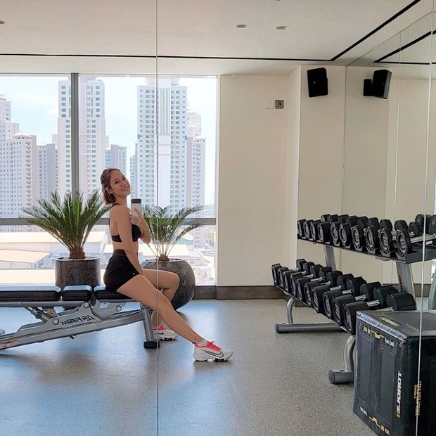 BCL saat mengangkat beban dengan outfit monokrom/Sumber: IG @bclsinclair