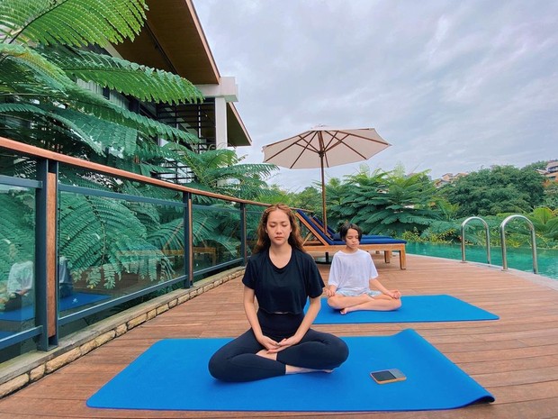 BCL saat sedang yoga bersama sang anak/Sumber: IG @bclsinclair