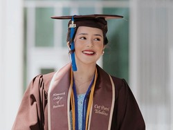 Beby Tsabina Lulus Kuliah di AS dengan Predikat Tertinggi Summa Cum Laude