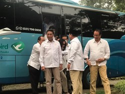 Kelakar Prabowo Saat Sambut Wiranto: Ada Rambut Putihnya Nggak?