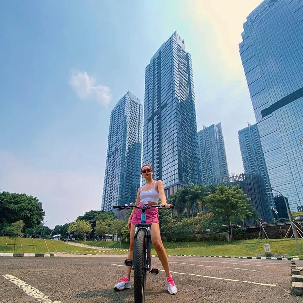 Bunga Citra Lestari dengan outfit bersepedanya/Sumber: IG @bclsinclair