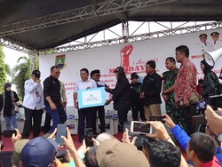 Buruh di Cilegon Rayakan May Day dengan Bagi-bagi Door Prize Umrah