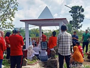 Massa Buruh Ziarah ke Makam Marsinah di Nganjuk saat May Day