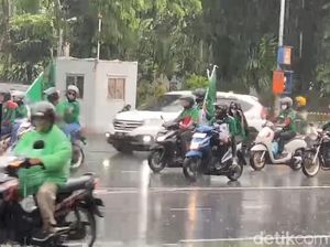 Aksi Unjuk Rasa Buruh di Surabaya Sempat Bubar Diguyur Hujan Aksi Unjuk Rasa Buruh di Surabaya Sempat Bubar Diguyur Hujan