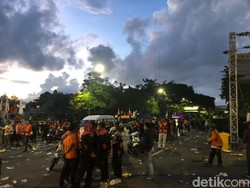 Ribuan Buruh yang Demo Kantor Gubernur Bubarkan Diri, Jalan Pahlawan Dibuka