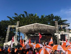 Panggung Besar Sambut Kedatangan Massa Buruh di Surabaya