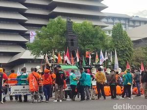 Demo di Depan Kantor Ganjar, Massa Buruh Curhat Ada Perusahaan Cicil THR Demo di Depan Kantor Ganjar, Massa Buruh Curhat Ada Perusahaan Cicil THR