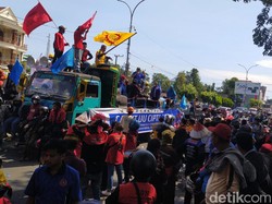 Buruh Demo di Depan DPRD Sulsel, Massa Tutup Jalan-Lalin Macet