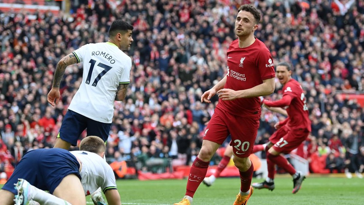 Juergen Klopp membela Diogo Jota. (Foto: Getty Images/Michael Regan