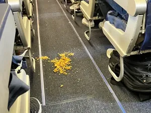 Duh! Pesawat Ini Delay 1 Jam Gegara Nasi Goreng Tumpah