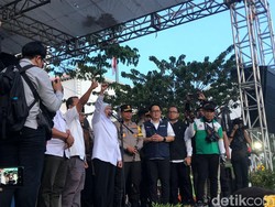 Gubernur Khofifah Temui Langsung Massa: Hidup Buruh!