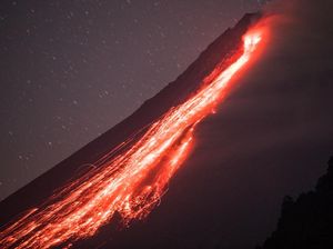 Gunung Merapi Sambut Awal Mei dengan Lava Pijar